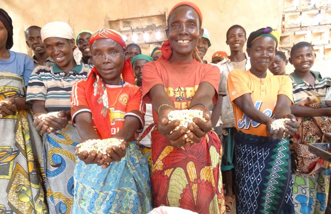 Women from the Turwizumwimbu farmers cooperative